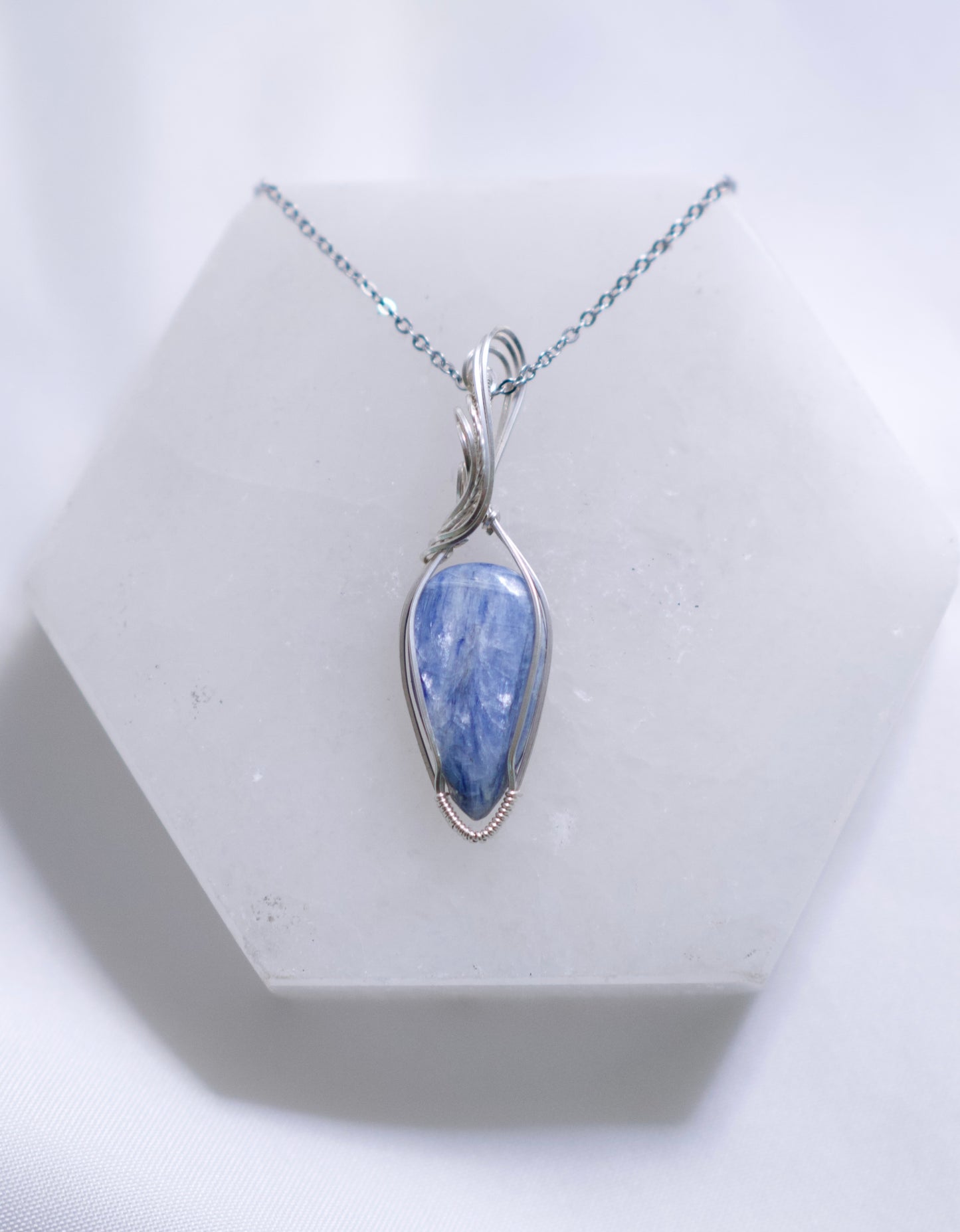 𝐶𝑒𝑙𝑒𝑠𝑡𝑖𝑎 • Blue Kyanite