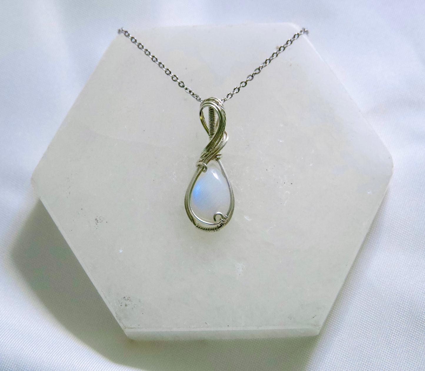 𝐿𝑢𝑐𝑖𝑛𝑒 • Rainbow Moonstone