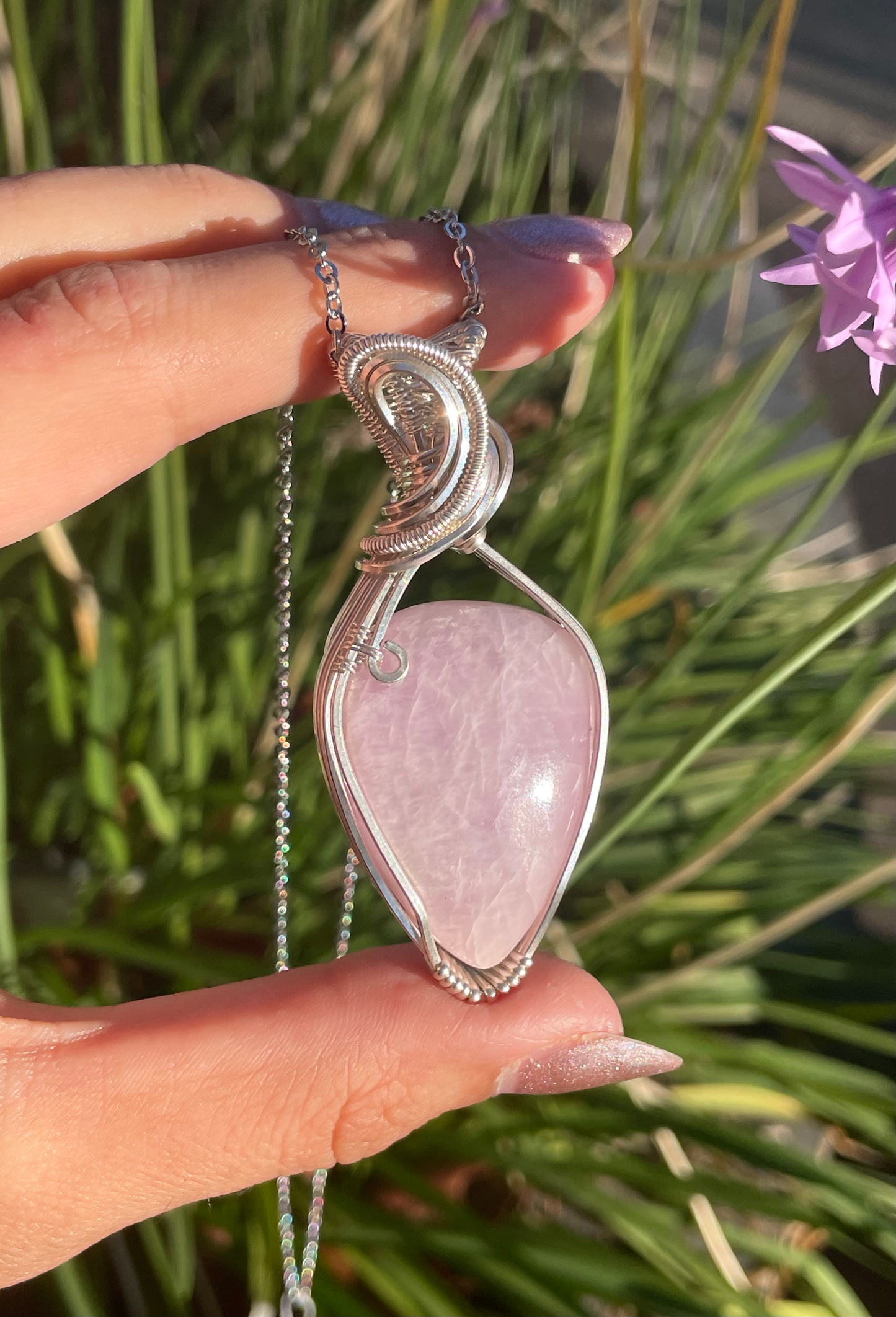 𝐷𝑖𝑣𝑖𝑛𝑎 • Kunzite