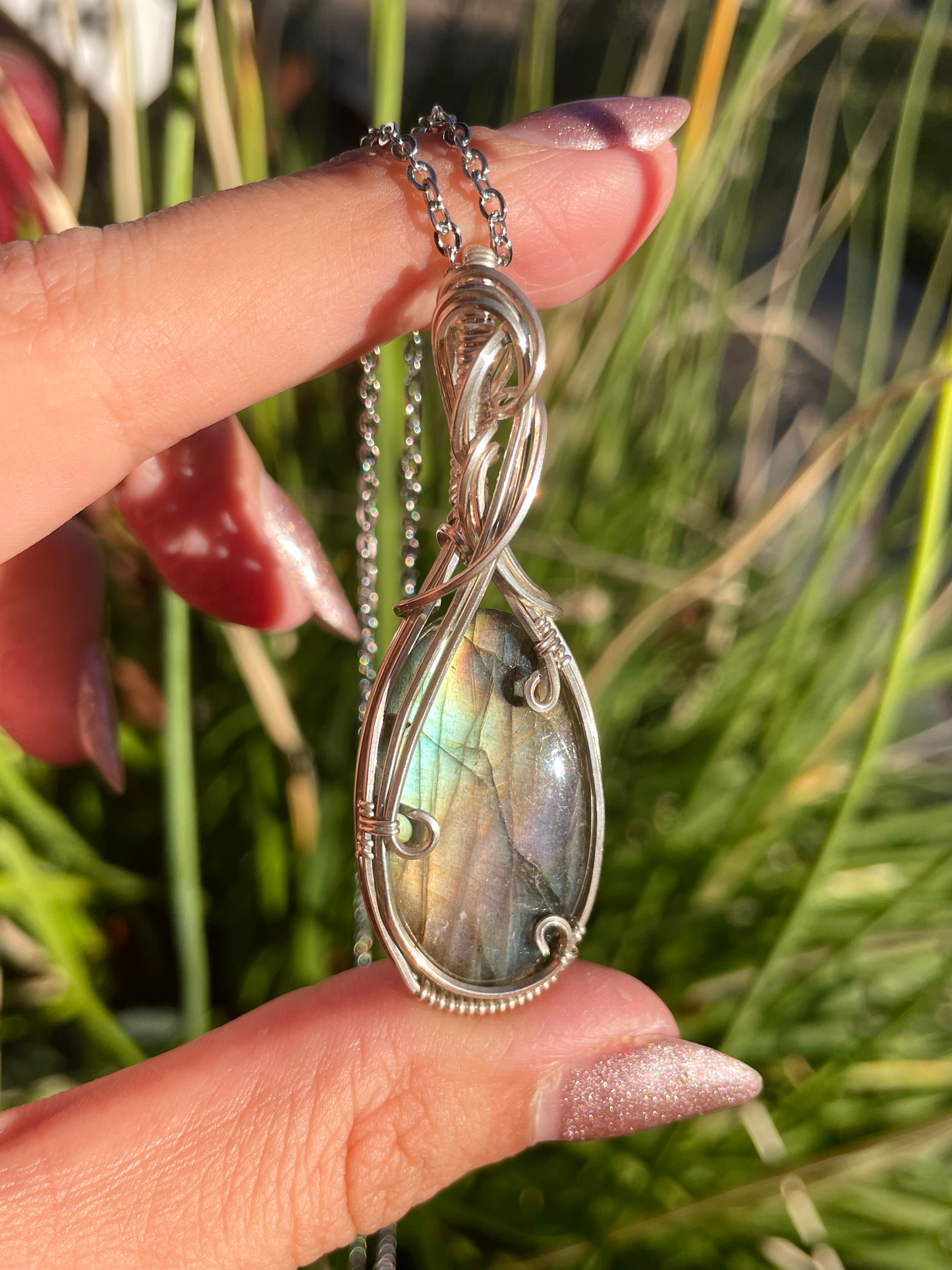 𝐼𝑛𝑡𝑒𝑟𝑐𝑜𝑛𝑛𝑒𝑐𝑡𝑒𝑑 • Labradorite