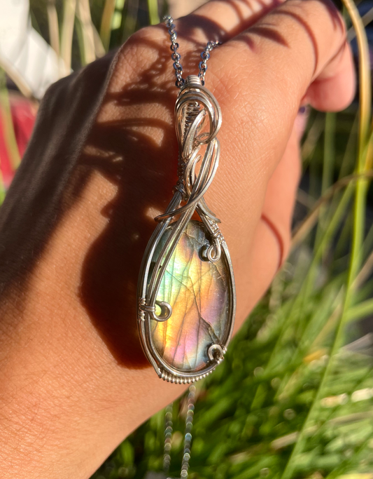 𝐼𝑛𝑡𝑒𝑟𝑐𝑜𝑛𝑛𝑒𝑐𝑡𝑒𝑑 • Labradorite