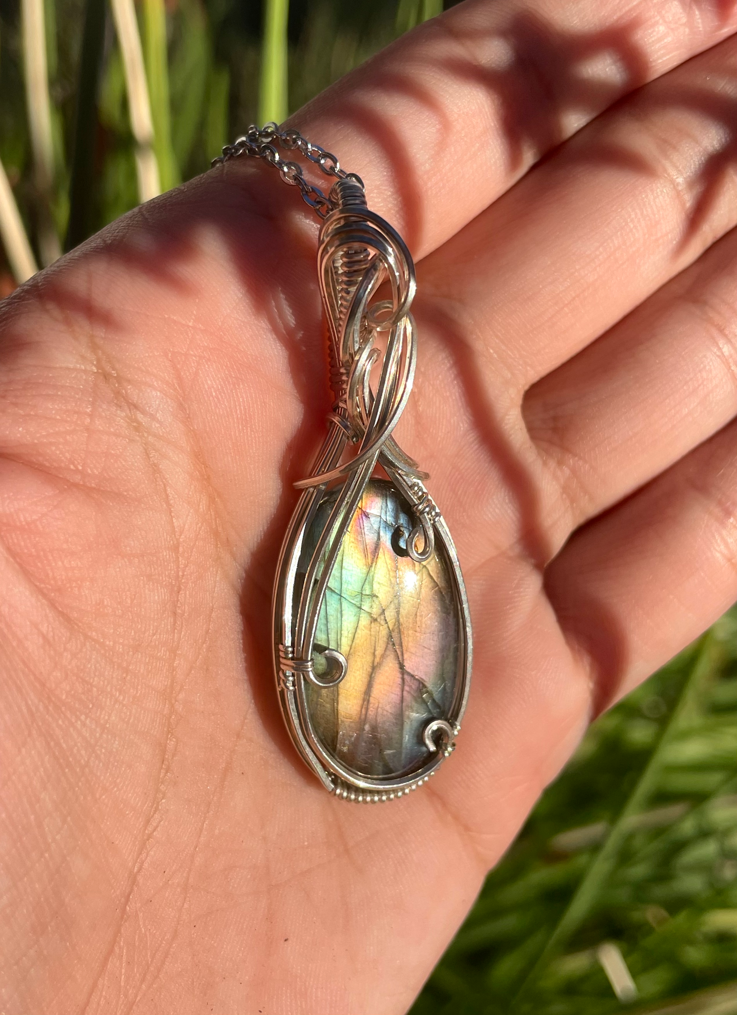 𝐼𝑛𝑡𝑒𝑟𝑐𝑜𝑛𝑛𝑒𝑐𝑡𝑒𝑑 • Labradorite