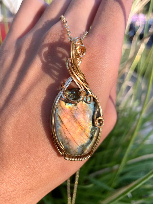 𝐸𝑐𝑙𝑖𝑝𝑠𝑒 • Labradorite