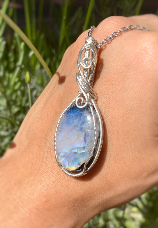 𝑀𝑎𝑔𝑛𝑒𝑡𝑖𝑠𝑚 • Rainbow Moonstone
