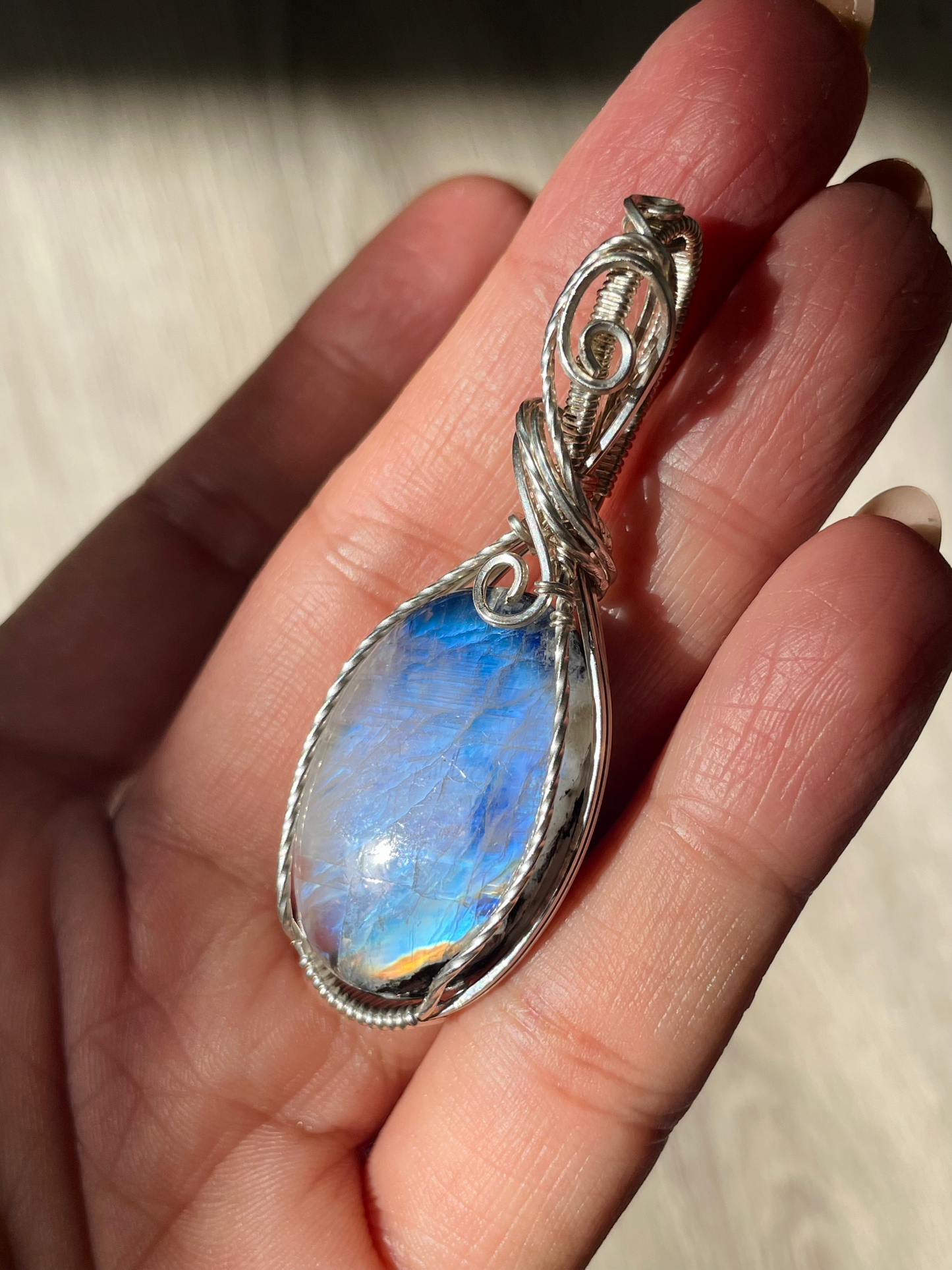 𝑀𝑎𝑔𝑛𝑒𝑡𝑖𝑠𝑚 • Rainbow Moonstone